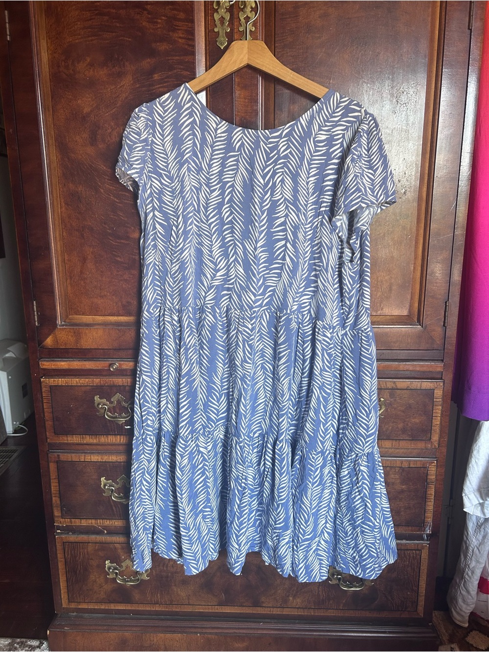 VENUS Blue and White Leaf-Print Short Sleeve Tiered Midi Dress